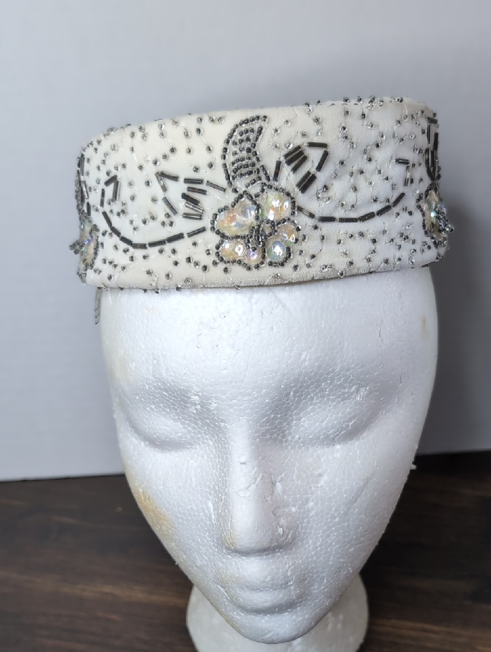 Vintage 50-60s Womens Small Pillbox Hat Mid Century Ivory beaded flowers